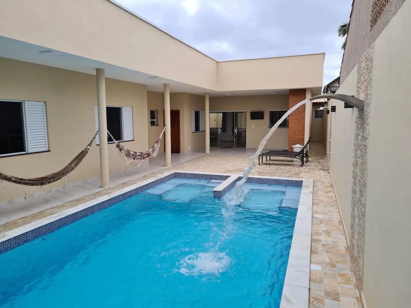 Residência com piscina e cascata